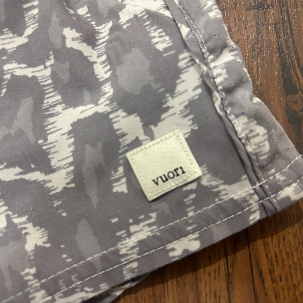 Vuori Dash Shorts in Opal Spots Gray White Women’s Small - Picture 6 of 13